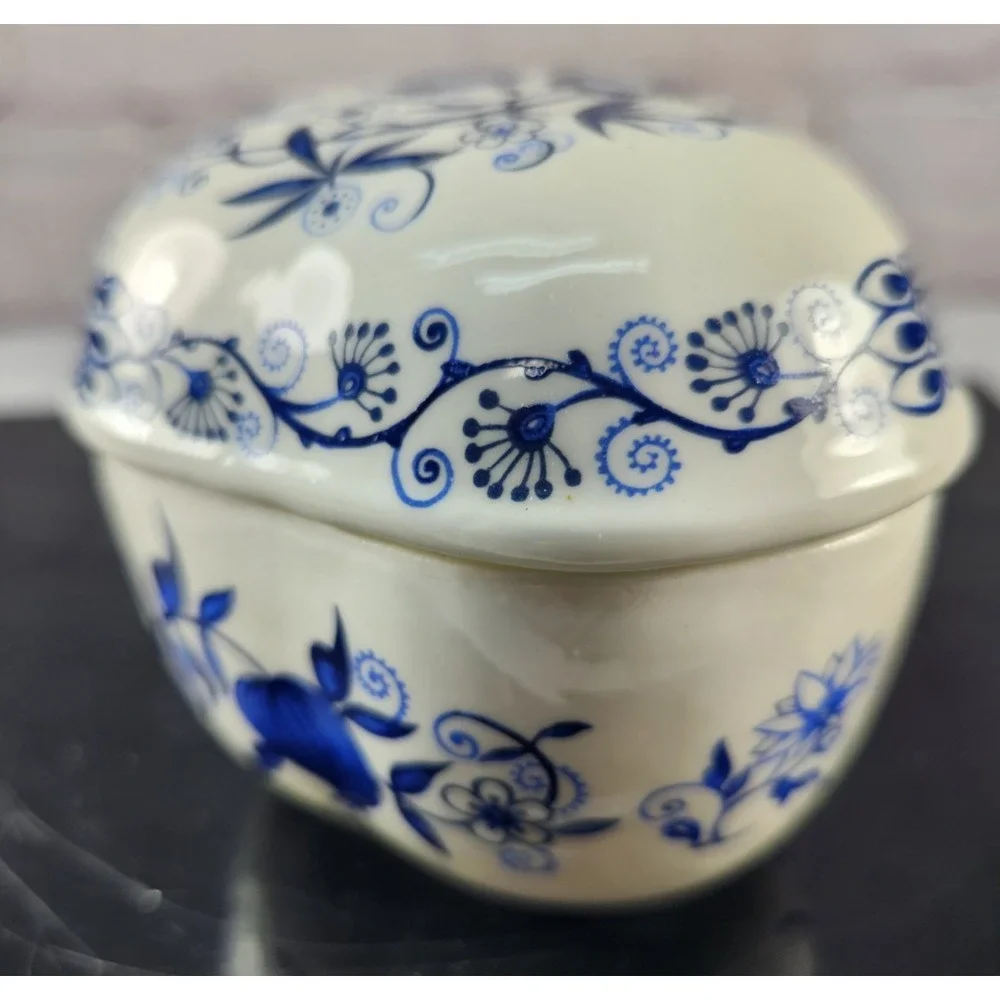 Vintage Mann Vienna Woods Blue Onion Fine Bone Trinket Box JAPAN